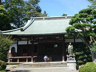 四季の花にかこまれる寺には「鍬形の本尊」がまつられている